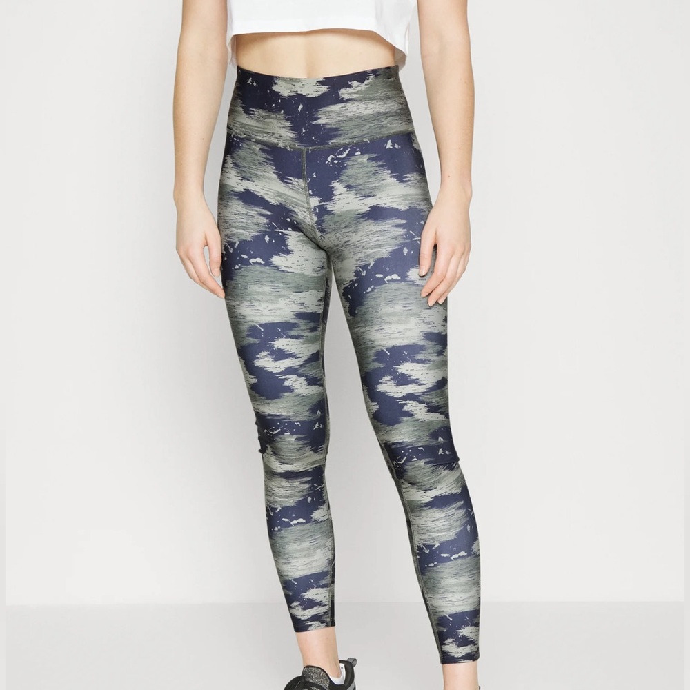 ☑️Reebok camo leggings